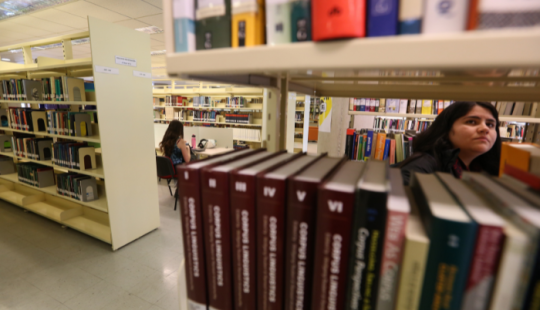 Fotografía de interior de biblioteca