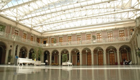 Fotografía de la explanada del Centro de Extensión UC Alameda