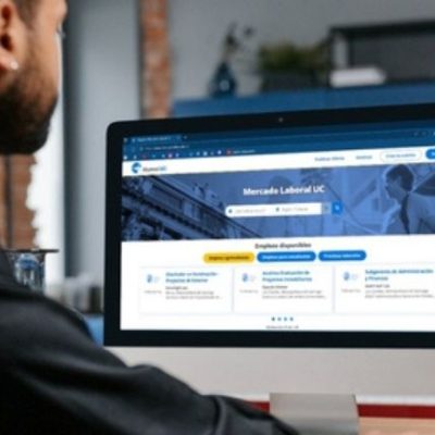 Fotografía de una persona frente a la pantalla de un computador de escritorio, visualizando el sitio web mercadolaboraluc.cl