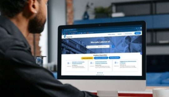 Fotografía de una persona frente a la pantalla de un computador de escritorio, visualizando el sitio web mercadolaboraluc.cl