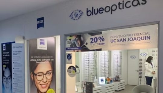 Fotografía del frontis de una de las sucursales de la tienda de productos ópticos Blueopticas