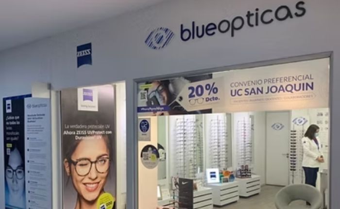 Fotografía del frontis de una de las sucursales de la tienda de productos ópticos Blueopticas