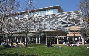 Fotografía de las afueras de College UC