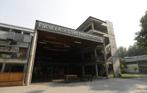 Fotografía de una de las caras de la Escuela de Construcción Civil con su nombre escrito