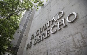 Fotografía de las afueras de la Facultad de Derecho UC