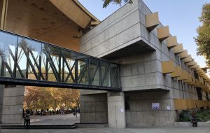Fotografía de una de las caras de la Facultad de Educación UC