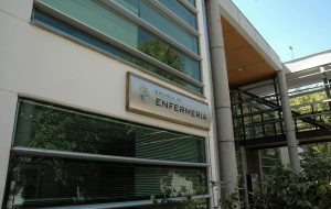 Fotografía de las afueras de la Escuela de Enfermería