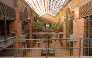 Fotografía de los pasillos interiores de la antigua Facultad de Economía y Administración UC