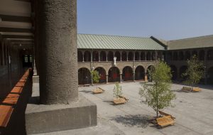 Fotografía de uno de los patios del Campus Oriente UC visto desde el segundo piso