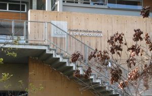 Fotografía de las afueras de la Escuela de Psicología