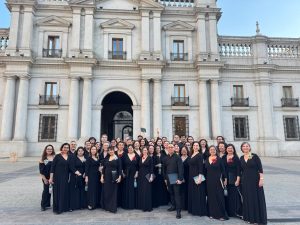 Fotografía del Coro Alumni UC fuera de La Moneda en su cara trasera