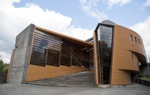 Fotografía del frontis del Campus Villarrica UC