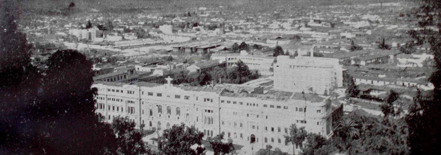 Fotografía antigua de la Casa Central UC, una foto panorámica tomada desde el Cerro Santa Lucía
