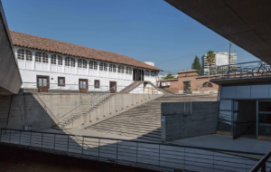Fotografía de uno de los patios del Campus Lo Contador UC se ven muchas escaleras