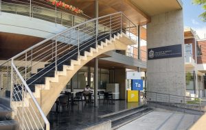 Fotografía de las afueras de la Facultad de Química y de Farmacia