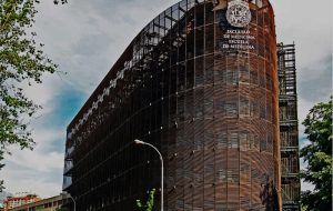 Fotografía del edificio de la Escuela de Medicina que se encuentra en calle Diagonal Paraguay