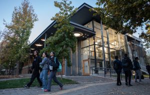 Foto del frontis del Instituto de Astrofísica UC en 2024