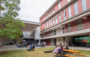 Foto del patio del Instituto de Física UC