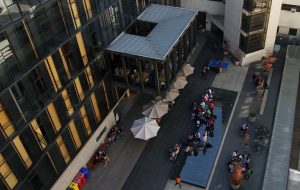 Fotografía desde arriba donde se ve el patio de Kinesiología UC