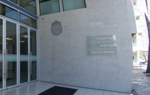 Fotografía de uno de los edificios de la Escuela de Ciencias de la Salud escrito Fonoaudiología, Kinesiología, y Nutrición y Dietética