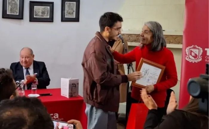 Fotografía de Joaquín Jiménez recibiendo un premio