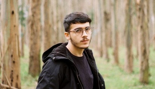 Fotografía de Joaquín Jiménez con un bosque de fondo