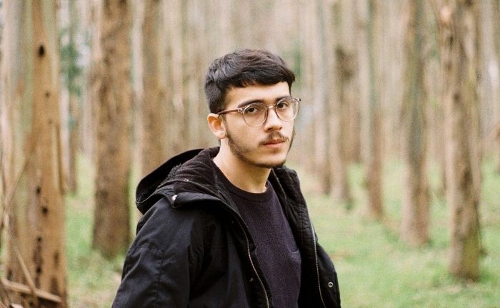 Fotografía de Joaquín Jiménez, con un fondo de bosque
