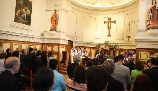 Fotografía de una misa por dentro en la capilla de la Casa Central UC