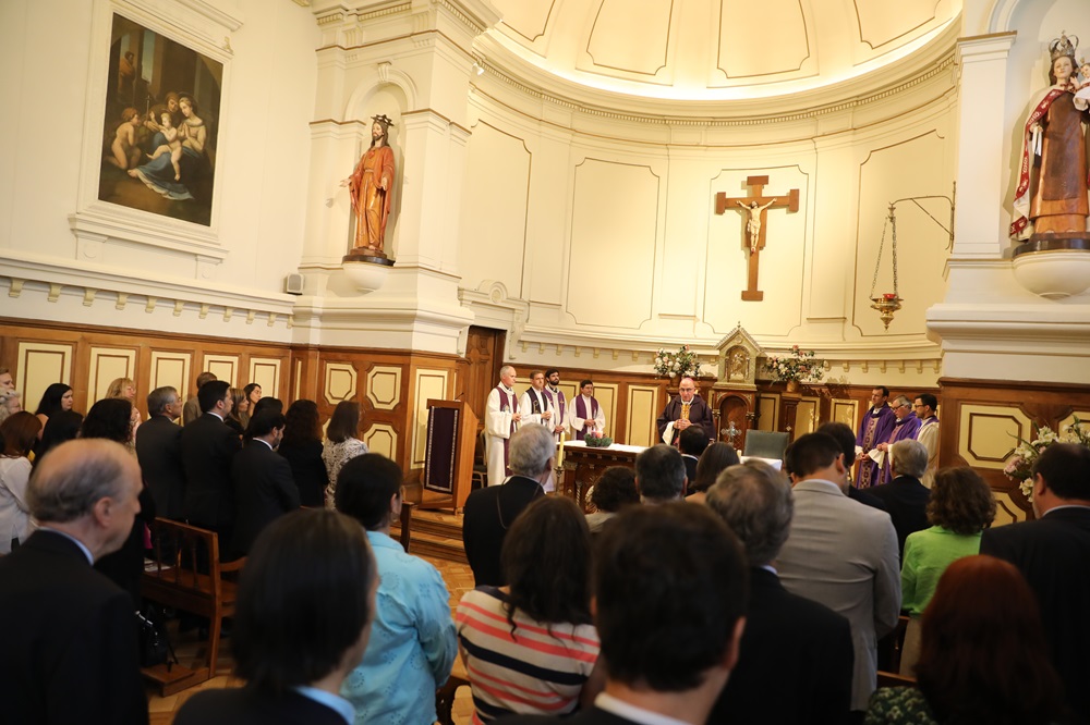 Fotografía de decenas de personas dentro de una iglesia