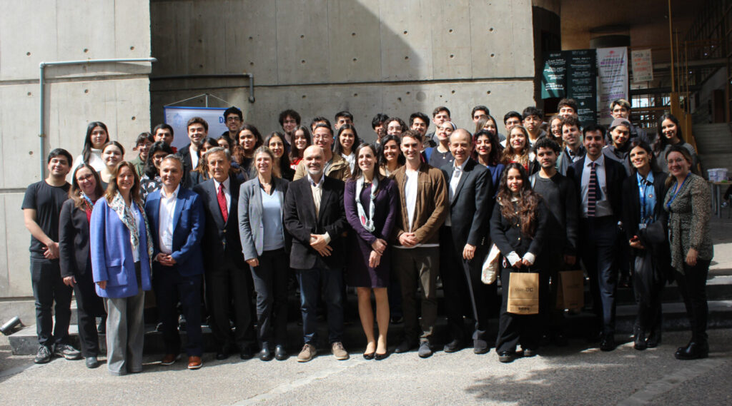 Foto grupal tras la realización del panel de conversación de la jornada de internacionalización UC 2024