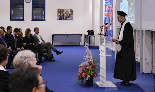 Fotografía del Alumni UC, Sebastián Ureta, dando un discurso tras recibir una distinción