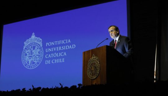 Fotografía de el ex rector UC, Ignacio Sánchez dando un discurso