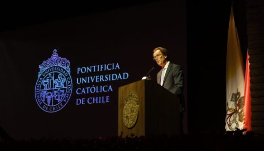 Fotografía del rector Juan Carlos de la Llera dando un discurso en una ceremonia.
