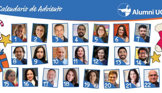 Imagen con las caras de 22 personas, con el título Calendario de Adviento Alumni UC, adornado con una bota de Navidad, estrellas, un bastón de dulces y un regalo