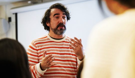 Fotografía de César Jiménez-Martínez dirigiéndose a un público