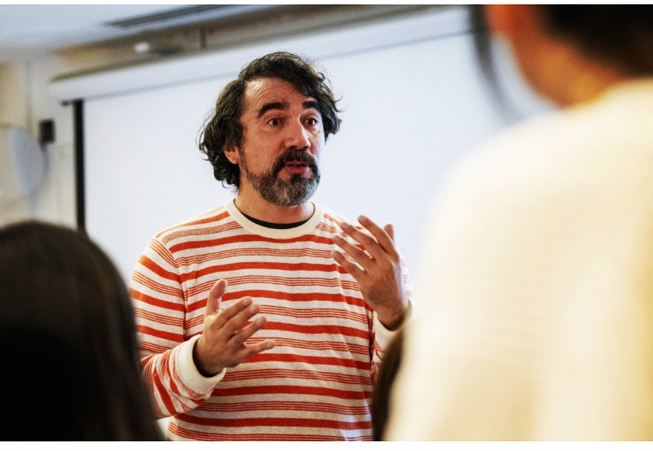 Fotografía de César Jiménez-Martínez, gesticulando con las manos.