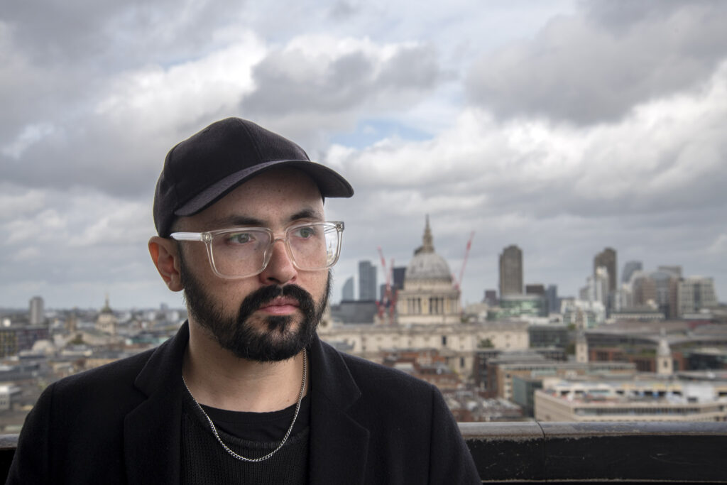 Fotografía de Tomás Brantmayer de fondo la ciudad de Londres.