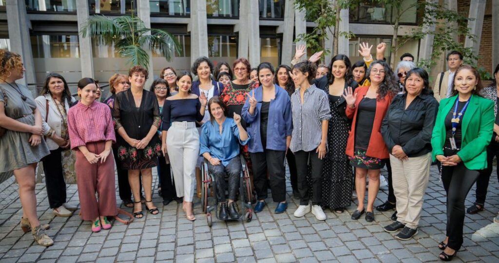 Fotografía de un grupo de mujeres sonriendo