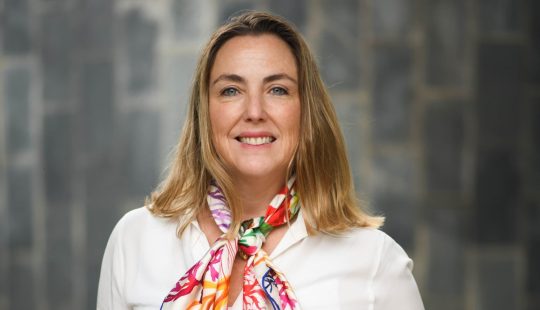 Fotografía facial de una mujer sonriendo