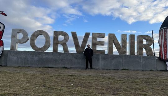 Fotografía de una persona frente a unas letras gigantes que dicen PORVENIR