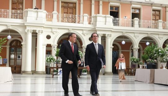 Fotografía del Rector UC, Juan Carlos de la Llera, junto al ex rector UC, Ignacio Sánchez
