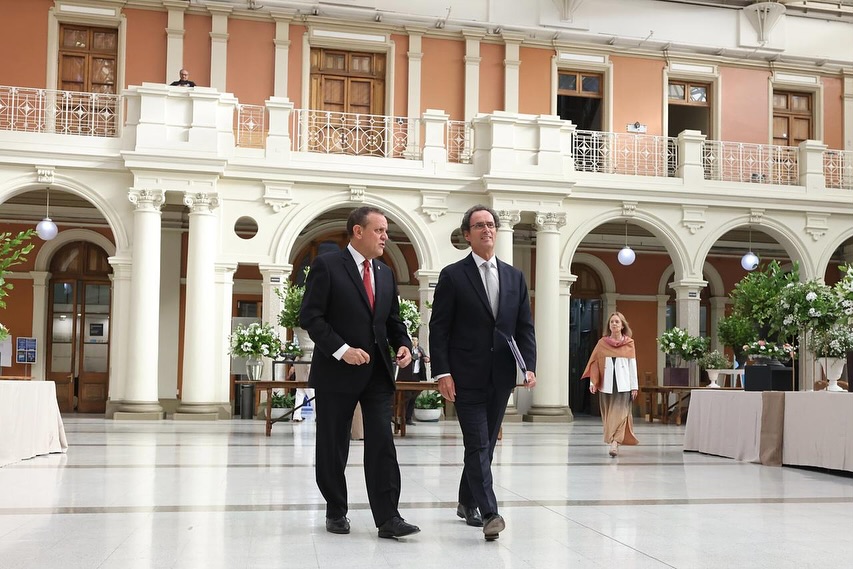 Fotografía de Ignacio Sánchez y Juan Carlos de la Llera caminando en el Centro de Extensión de la Casa Central UC.