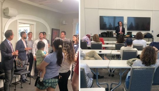 Dos fotografías del rector Juan Carlos de la Llera participando en una reunión de exalumnos en un recinto interior.