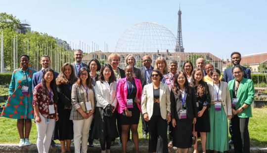 Fotografía de la Alumni UC, Catalina Pizarro, junto un gran grupo de personas en encuentro de la ONU