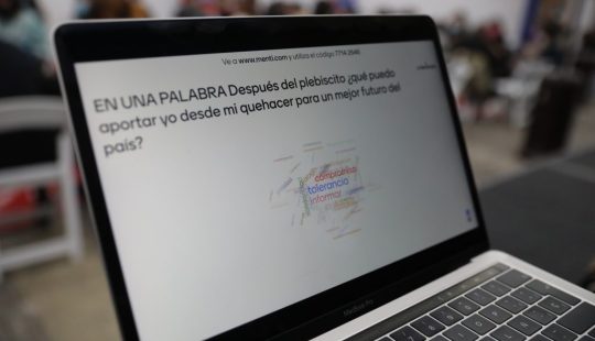 Fotografía de un computador que dice En una palabra después del plebiscito ¿qué puedo aportar yo desde mi quehacer para un mejor futuro del país?