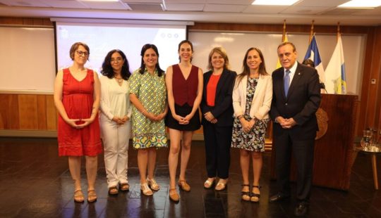 Fotografía del ex rector UC, Ignacio Sánchez junto a seis personas en un salón