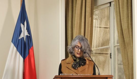 Eliana Rozas dando un discurso en un acto formal.