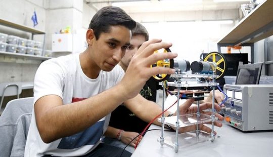 Fotografía de dos personas jóvenes haciendo un experimento de ingeniería