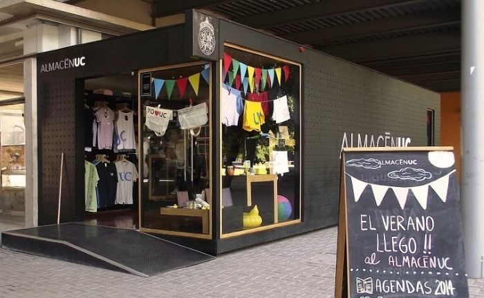 Fotografía del frontis del Almacén UC sucursal Campus San Joaquín. Se ve además un cartel que dice "Almacén UC. El verano llegó al almacén UC"