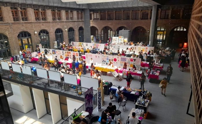 Fotografía de una actividad donde se ven distintos stands desplegados en el Centro de Extensión de Campus Oriente
